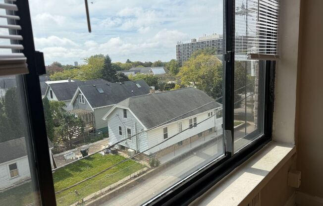 2 beds, 1 bath, $1,295, Unit 410