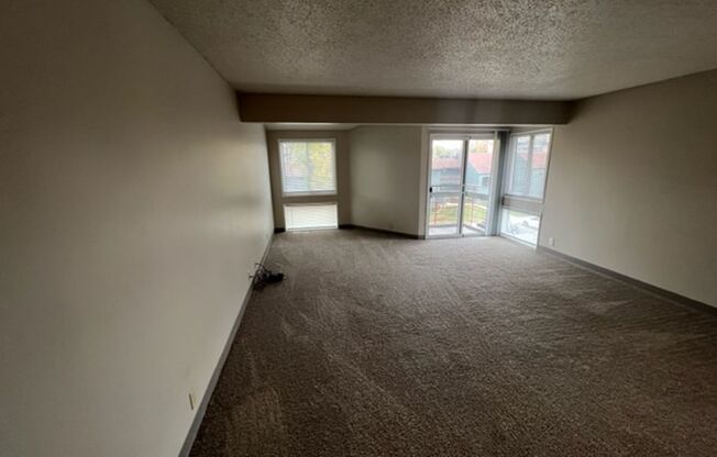 2 beds, 1 bath, $1,045, Unit 2609IRE