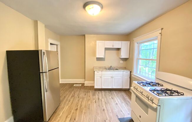 Charming 2-Bedroom Townhome with Central Air, In-Unit Laundry & Pet-Friendly – Convenient City Living!