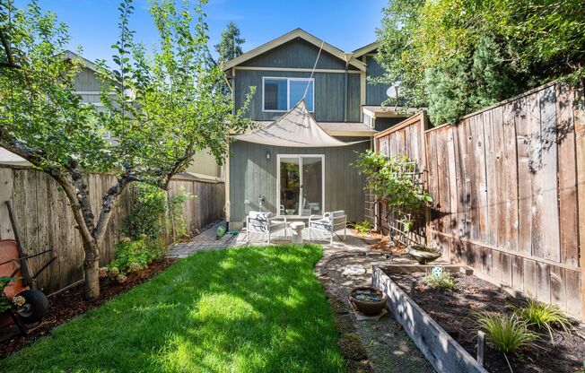 Spacious Cathedral Park Townhouse with Private Yard & Garage