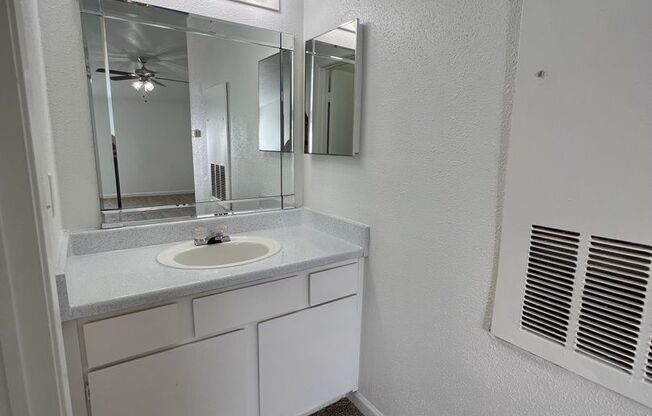 1 bed, 1.5 baths, 776 sqft, $975, Unit 19-604