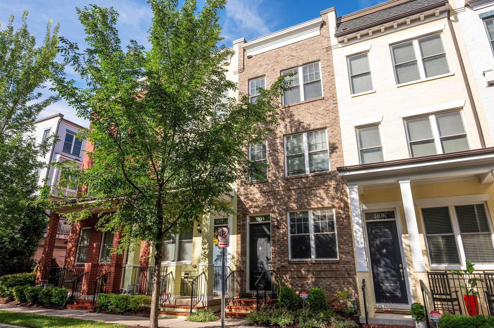 3 bedroom 2.5 bathroom TownHome // Brookland//Garage Parking & Rooftop Deck