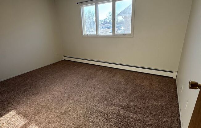 2 beds, 1 bath, $850, Unit 4