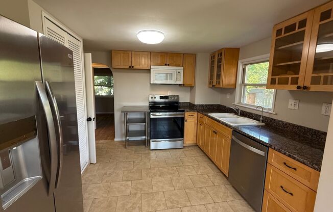 Country Charm Meets City Convenience – 4 Bedroom Farmhouse Retreat in SE Portland