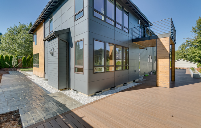 Luxurious & Contemporary 5 bed home in Redmond!