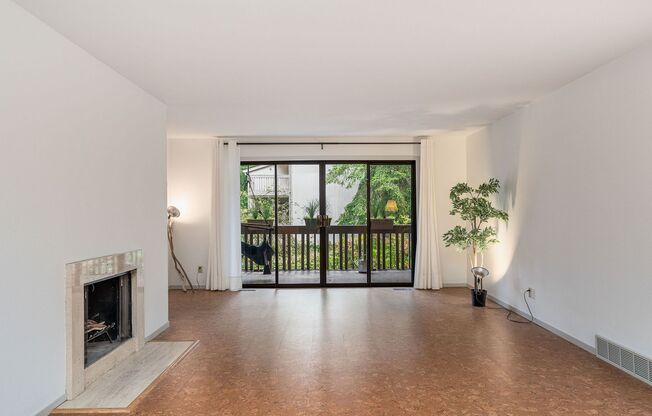 Huge, refreshed 2 bedroom-2 bath in Chambery Park, North Seattle w/a Pool!