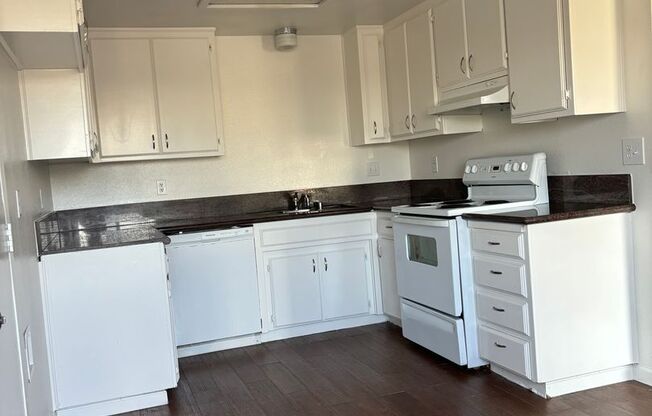 2 beds, 1 bath, $1,500, Unit 3913 Manor Street A