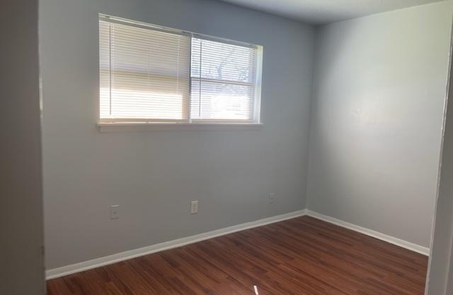 2 beds, 1 bath, 712 sqft, $975