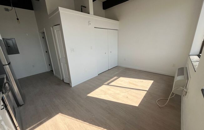 Studio, 1 bath, 327 sqft, $895, Unit 206