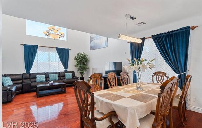 5 bedroom house by Strip