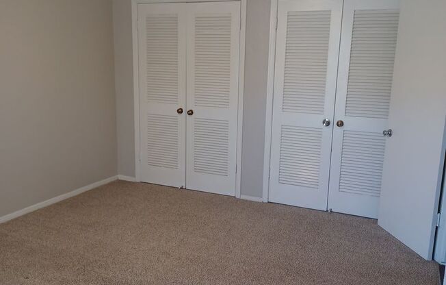2 beds, 1 bath, 1,000 sqft, $920, Unit 24