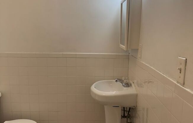 Studio, 1 bath, 294 sqft, $1,225, Unit New King Edward 210