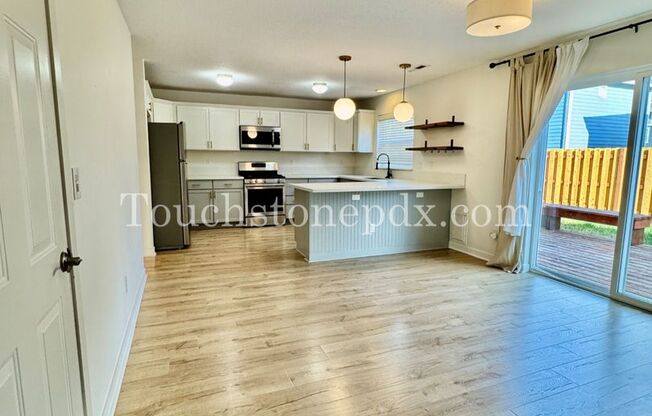 Sprightly 4BD|2.5 BA Home Near Molalla River