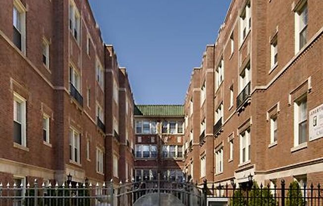 5724-34 S. Blackstone