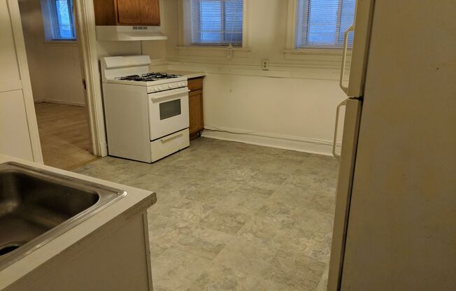 1902 E Linnwood - Huge Apartments 1 Block from UWM