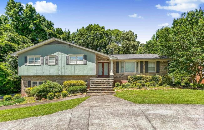Spacious 3 BR/2 BA Duplex in Austell!