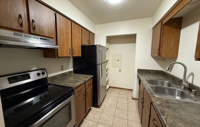 2 beds, 1 bath, 965 sqft, $1,615, Unit 7502CA