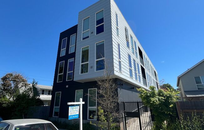 1Bd/1Ba Unit in the SE Lents Neighborhood ~ Washer/Dryer in Unit, Stainless Steel Appliances, Quartz Counter Tops!