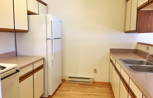 Spacious 1 Bedroom Unit, Downtown Waukesha, Hardwood Floors!