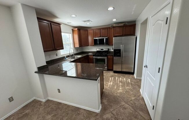 **STUNNING 3 BEDROOM/2.5 BATHROOM HOUSE IN LOCATED IN LYONS GATE (RAY & HIGLEY)**