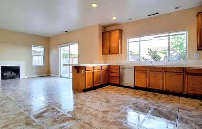 Beautiful Tri-level 4bd House w/Attached Garage & Low Maintenance Yards