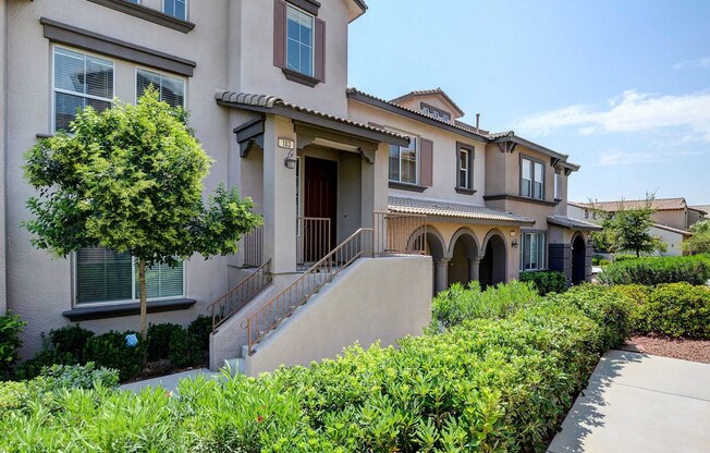 Charming 2 Bedroom + Loft Townhouse in Prime Summerlin Location!