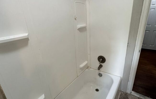 2 beds, 1 bath, 1,035 sqft, $1,595, Unit Unit 17-B