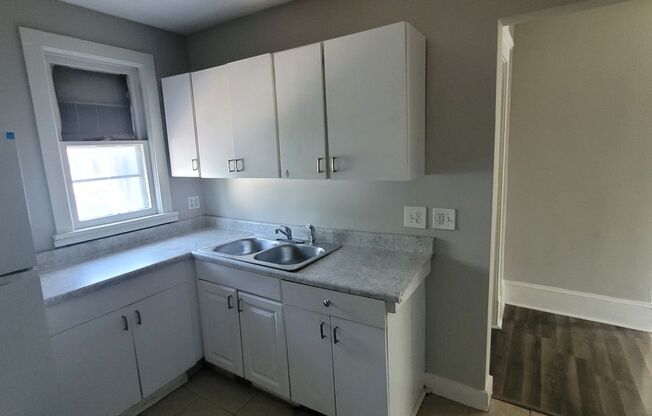 3 beds, 1 bath, 1,496 sqft, $1,200, Unit Up Left #3