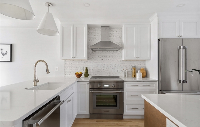 715 E 7 ST