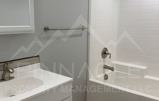 1 bed, 1 bath, 850 sqft, $950, Unit 3B Chicago Ave