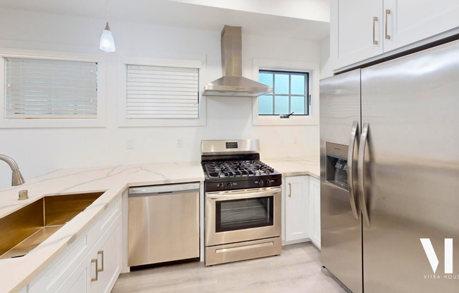 27 West Apartment Homes Near USC Campus!