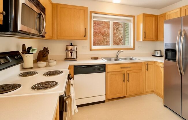 Spacious & Cozy 2-Bedroom Townhome in Apple Valley – 15531 Flyboat Ln