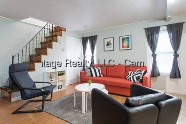 3 beds, 1 bath, $3,000, Unit 1F