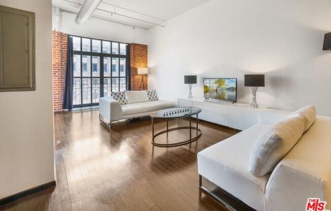 1 bed, 1 bath, 1,000 sqft, $5,000, Unit 905