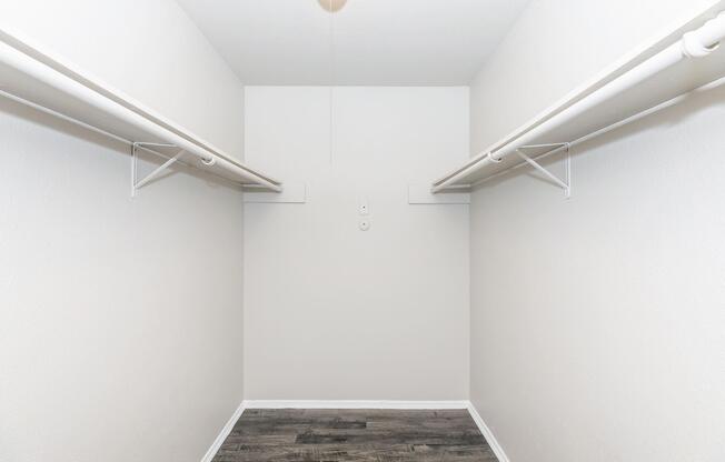 2 beds, 2 baths, 976 sqft, $1,300