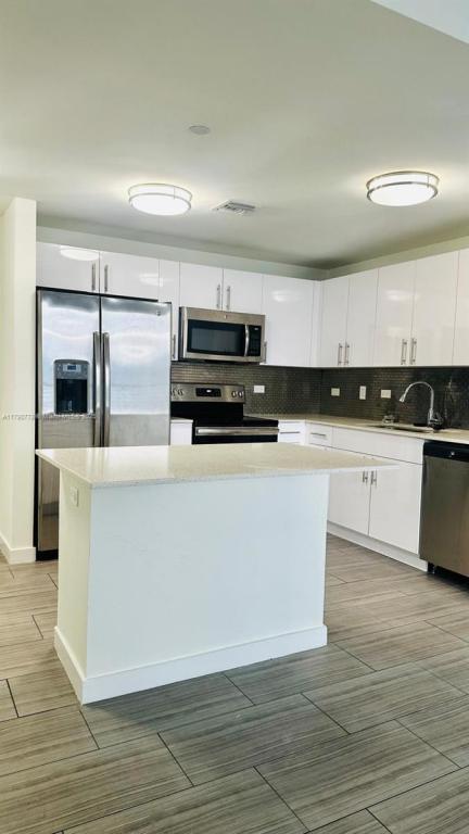 1 bed, 1 bath, 672 sqft, $2,600