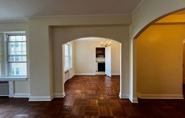 2 beds, 1 bath, 975 sqft, $2,055, Unit Royal York 802