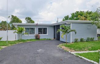 Beautiful Pool Home 3 beds 2 bath in Fort Myers