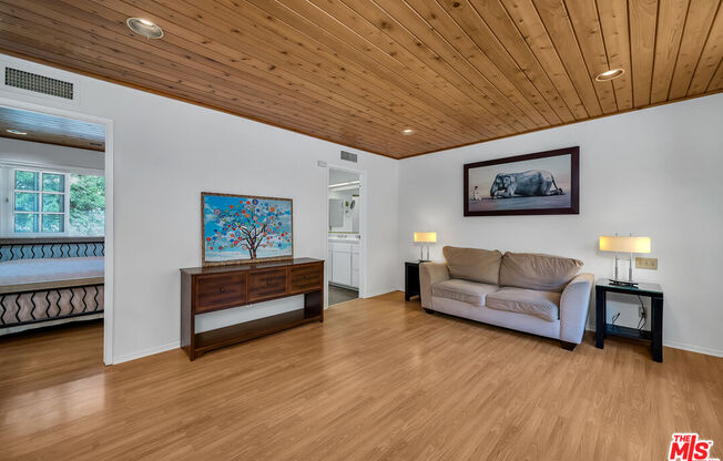 921 ROSCOMARE RD
