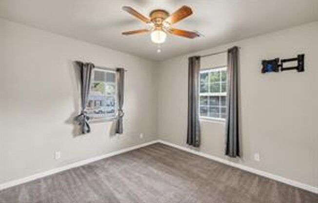 2 beds, 1 bath, $1,295