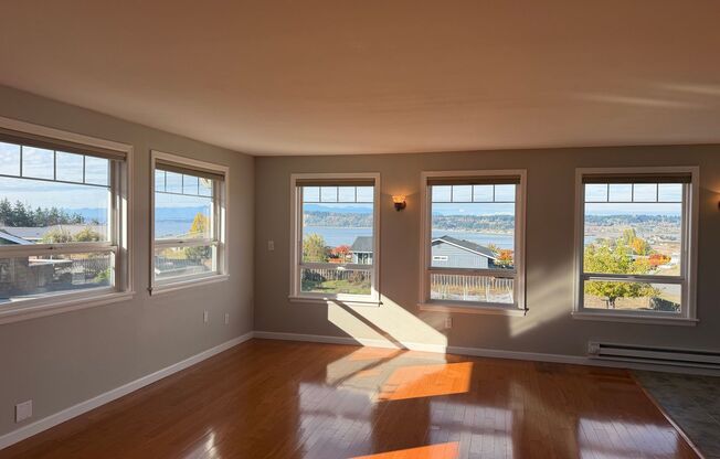 Spacious Home and Community Beach Access and Pet Friendly!!