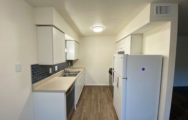 2 beds, 1 bath, 825 sqft, $1,200, Unit Unit 3