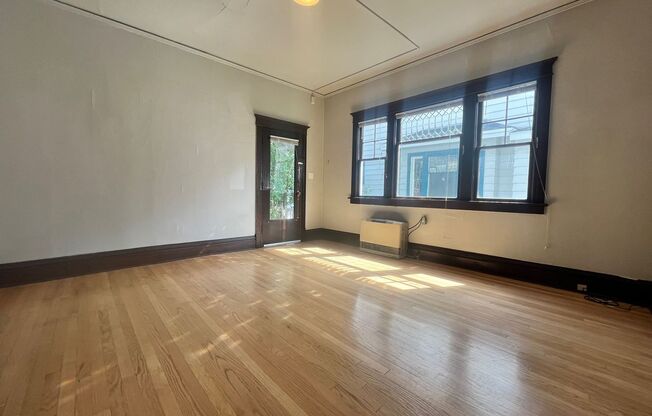 Large Renovated Studio in Unbeatable U District Location!