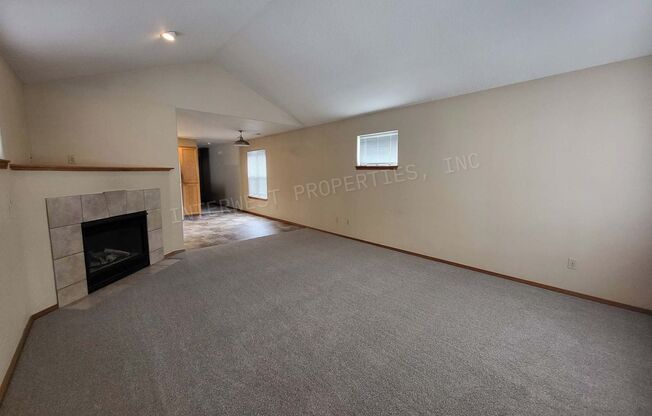 3bd 2 ba Townhouse w/Washer/Dryer in Unit, Yard and Garage!