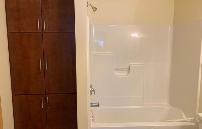 1 bed, 1 bath, 718 sqft, $985, Unit 615-207