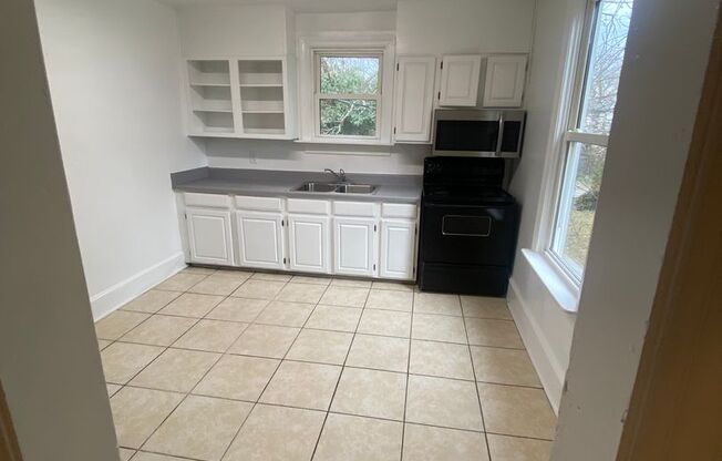 3 beds, 1 bath, 800 sqft, $1,350, Unit Apt B (Upstairs)