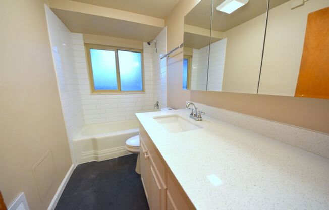 2 beds, 1 bath, $2,125, Unit A