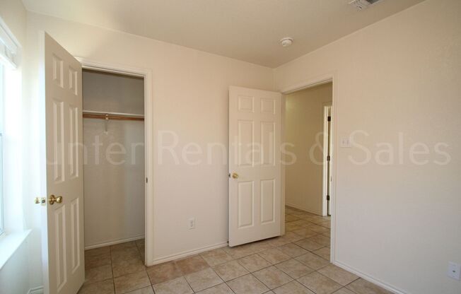 3 beds, 2 baths, $1,150, Unit Unit B