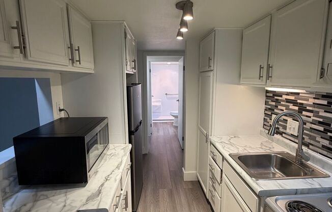 1 bed, 1.5 baths, 850 sqft, $1,395, Unit 132W