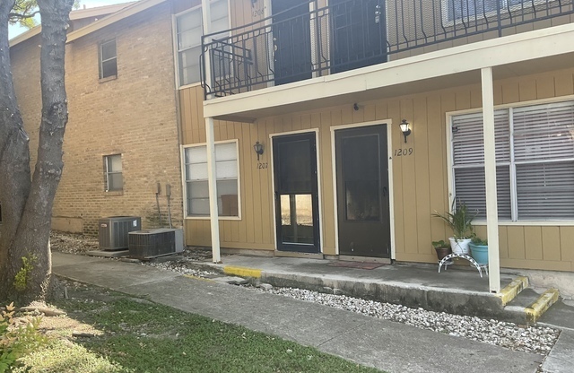 923 VANCE JACKSON RD